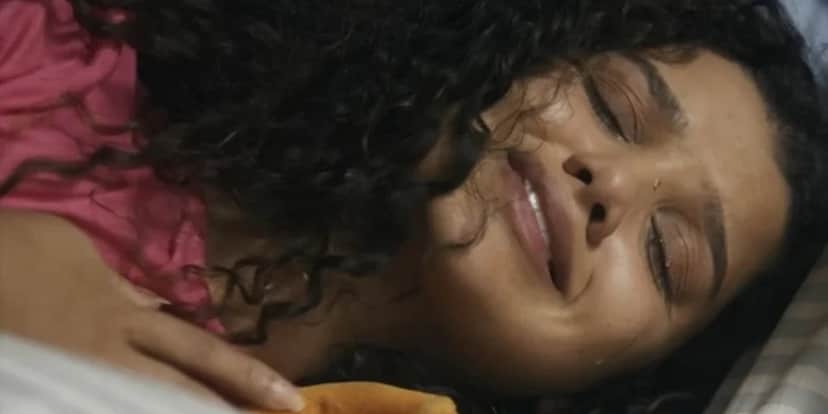 Karina chora ao se dar conta de que foi vítima de um pedófilo na novela Travessia Karina chora ao se dar conta de que foi vítima de um pedófilo na novela Travessia