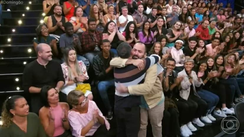 Viúvo de participante do The Wall voltou ao Domingão e se emocionou ao encontrar Luciano Huck Viúvo de participante do The Wall voltou ao Domingão e se emocionou ao encontrar Luciano Huck