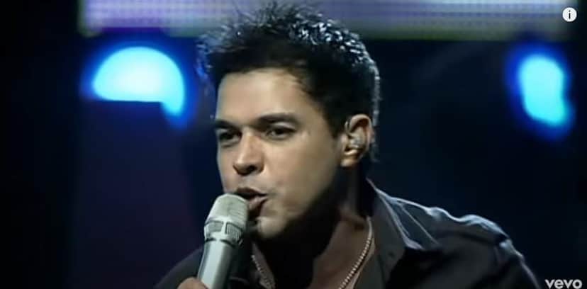 Zezé Di Camargo cantando o sucesso Tarde Demais (Reprodução: Youtube) Zezé Di Camargo cantando o sucesso Tarde Demais (Reprodução: Youtube)