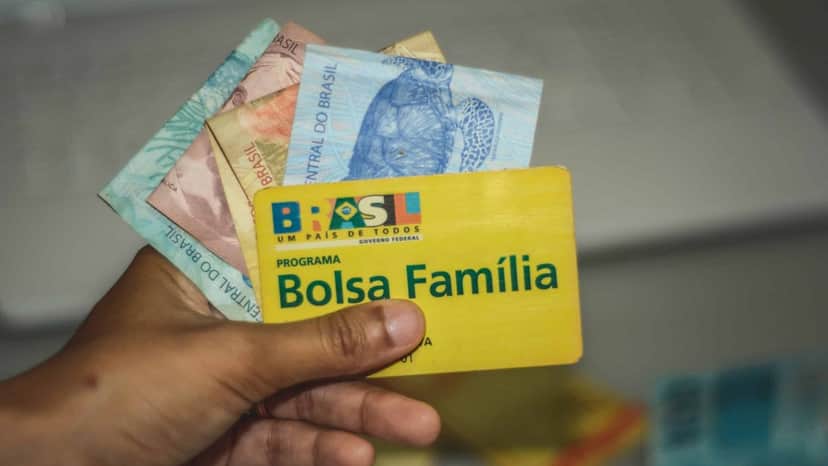DINHEIRO EXTRA: TITULAR do Bolsa Família ganha presentão de R$300 em sua mensalidade (Foto: Reprodução/Internet) DINHEIRO EXTRA: TITULAR do Bolsa Família ganha presentão de R$300 em sua mensalidade (Foto: Reprodução/Internet)