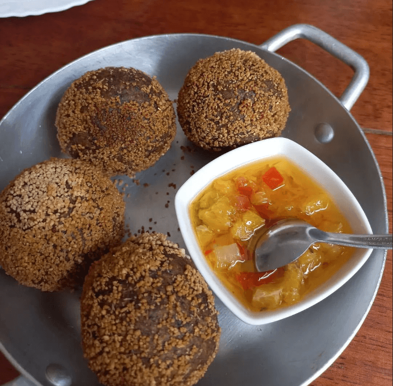 O cardápio tem como carro chefe comidas que reverenciam à ancestralidade brasileira (Foto Reprodução/Instagram) O cardápio tem como carro chefe comidas que reverenciam à ancestralidade brasileira (Foto Reprodução/Instagram)
