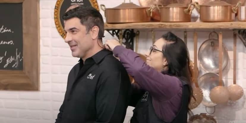 Edu Guedes pediu para a produção entrar no estúdio e arrumar o microfone (Reprodução: Band) Edu Guedes pediu para a produção entrar no estúdio e arrumar o microfone (Reprodução: Band)