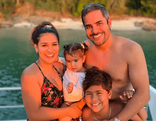 Simone Mendes ao lado da família (Foto: Reprodução/ Internet)