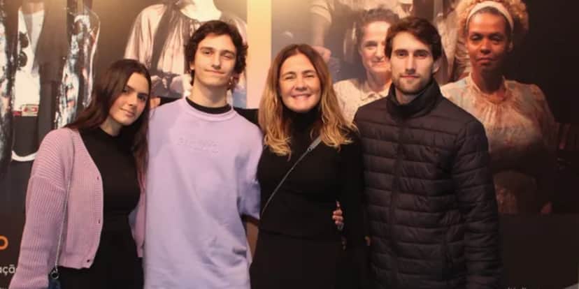 Adriana Esteves com os dois filhos e a nora (Foto: Beatriz Damy/AgNews) Adriana Esteves com os dois filhos e a nora (Foto: Beatriz Damy/AgNews)