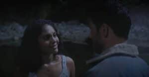 Aline (Barbara Reis) é surpreendida por Caio (Cauã Reymond) no riacho em Terra e Paixão (Foto: Reprodução / Globo) Aline (Barbara Reis) é surpreendida por Caio (Cauã Reymond) no riacho em Terra e Paixão (Foto: Reprodução / Globo)