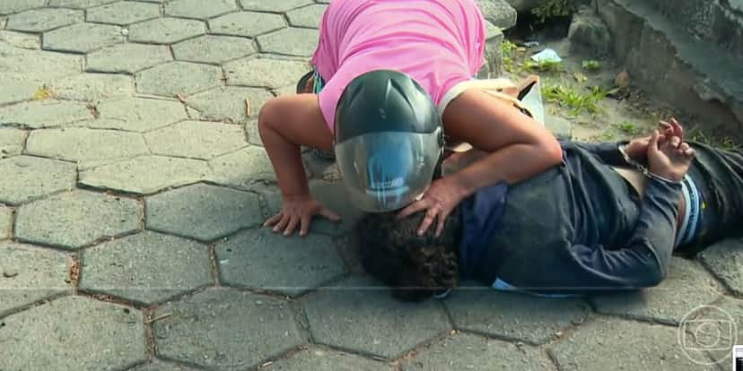 Ana Maria mostra imagem de avó chorando por prisão de Jonathan (Foto: Reprodução / Mais Você da Globo) Ana Maria mostra imagem de avó chorando por prisão de Jonathan (Foto: Reprodução / Mais Você da Globo)