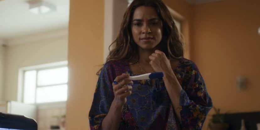 Brisa vê teste de gravidez na novela Travessia Brisa vê teste de gravidez na novela Travessia
