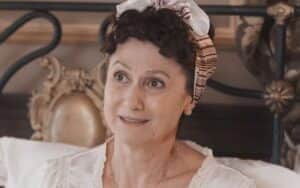Cândida (Zezé Polessa) em cena de Amor Perfeito (Foto: Reprodução / Globo) Cândida (Zezé Polessa) em cena de Amor Perfeito (Foto: Reprodução / Globo)