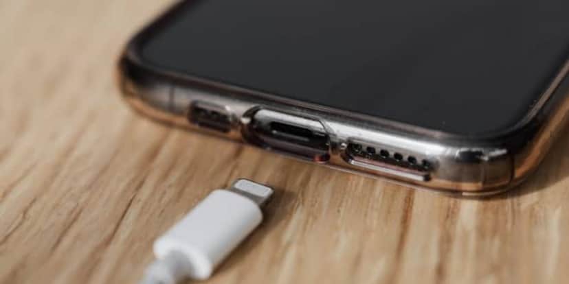 Não carregue o celular dessa maneira (Reprodução: Internet) Não carregue o celular dessa maneira (Reprodução: Internet)