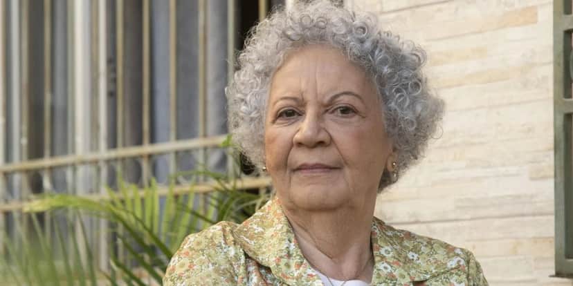 Dona Neide (Neyde Braga) é a maior fofoqueira de "Vai Na Fé" (Foto: Divulgação/TV Globo) Dona Neide (Neyde Braga) é a maior fofoqueira de "Vai Na Fé" (Foto: Divulgação/TV Globo)