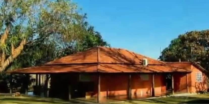 Casa principal do local, onde Leo Chaves possui um estúdio (Reprodução: Youtube) Casa principal do local, onde Leo Chaves possui um estúdio (Reprodução: Youtube)