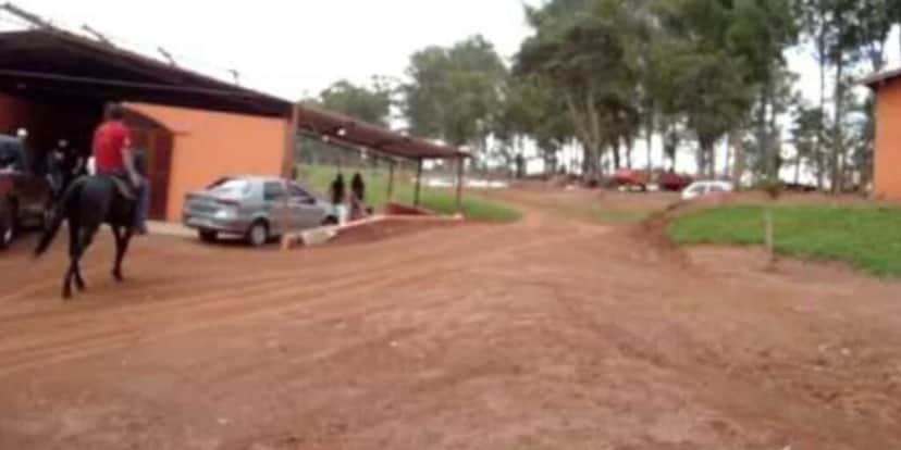 Área externa da mansão, no meio das montanhas e com muito verde (Reprodução: Youtube) Área externa da mansão, no meio das montanhas e com muito verde (Reprodução: Youtube)