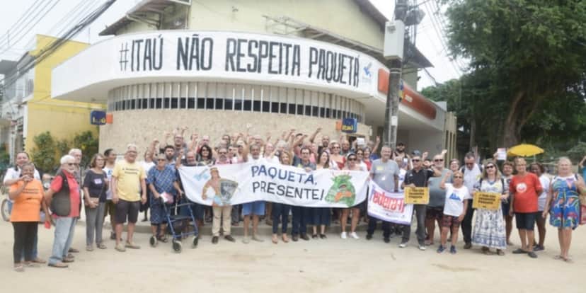 Moradores da Ilha do Paquetá protestam contra fechamento de agência do Itaú - Foto: Reprodução/Internet Moradores da Ilha do Paquetá protestam contra fechamento de agência do Itaú - Foto: Reprodução/Internet
