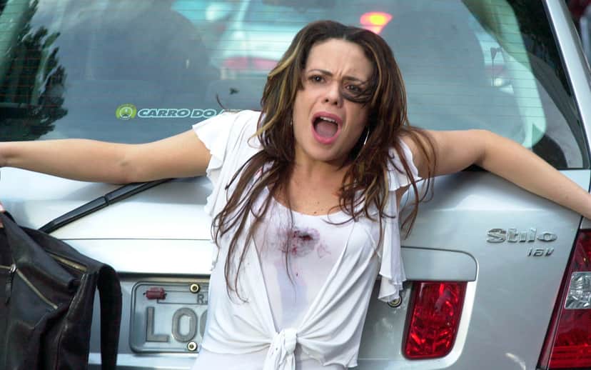 Fernanda (Vanessa Gerbelli) e Téo (Tony Ramos) são vítimas de bala perdida