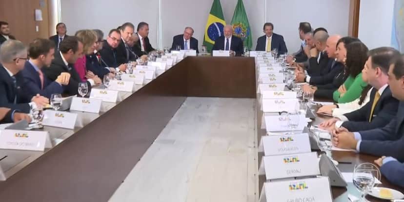 Governo anuncia corte de impostos para reduzir preços de carros (Foto: Reprodução / Jornal Hoje da Globo) Governo anuncia corte de impostos para reduzir preços de carros (Foto: Reprodução / Jornal Hoje da Globo)