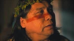 Jurecê (Daniel Munduruku) na novela das nove da Globo (Foto: Reprodução / Globo) Jurecê (Daniel Munduruku) na novela das nove da Globo (Foto: Reprodução / Globo)