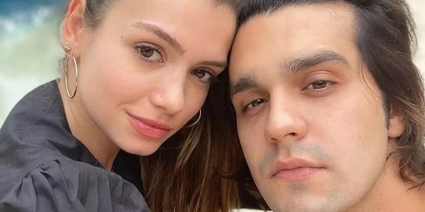 Cantor e sua namorada, Izabela Cunha - Foto; Reprodução/Internet