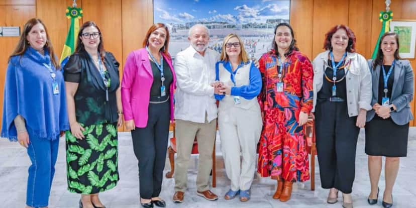 Maria Rita Serrano, presidente da Caixa, Lula e mulheres da direção (Reprodução: Caixa) Maria Rita Serrano, presidente da Caixa, Lula e mulheres da direção (Reprodução: Caixa)