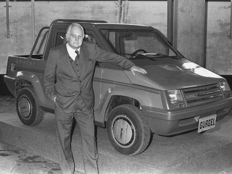 Engenheiro João Augusto Conrado do Amaral Gurgel ao lado de seu carro (Foto: Reprodução/ Internet) Engenheiro João Augusto Conrado do Amaral Gurgel ao lado de seu carro (Foto: Reprodução/ Internet)