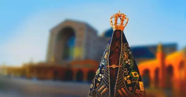 Nossa Senhora Aparecida, padroeira do Brasil, com seu dia sendo celebrado em 12 de outubro (Reprodução: Internet) Nossa Senhora Aparecida, padroeira do Brasil, com seu dia sendo celebrado em 12 de outubro (Reprodução: Internet)