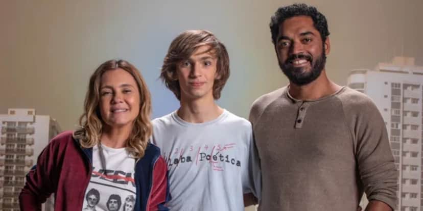Cibele (Adriana Esteves), Marcinho (Antonio Haddad) e Amâncio (Thomás Aquino) são uma família em "Os Outros" (Foto: Paulo Belote/TV Globo) Cibele (Adriana Esteves), Marcinho (Antonio Haddad) e Amâncio (Thomás Aquino) são uma família em "Os Outros" (Foto: Paulo Belote/TV Globo)
