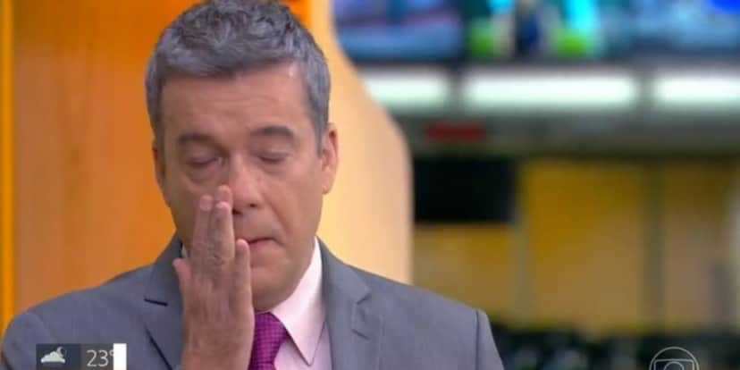 Roberto Kovalick chorando ao ver relato da avó ao neto (Reprodução: Globo) Roberto Kovalick chorando ao ver relato da avó ao neto (Reprodução: Globo)