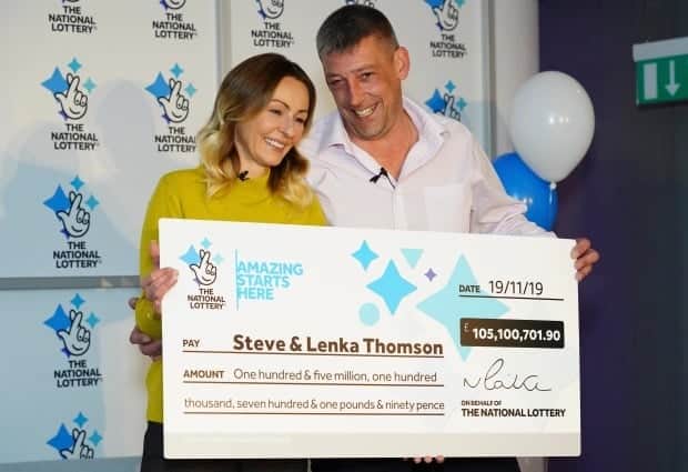 Steve Thompson e sua esposa quando receberam 100 milhões de libras (Foto: Ian Whittaker/ The Sun) Steve Thompson e sua esposa quando receberam 100 milhões de libras (Foto: Ian Whittaker/ The Sun)