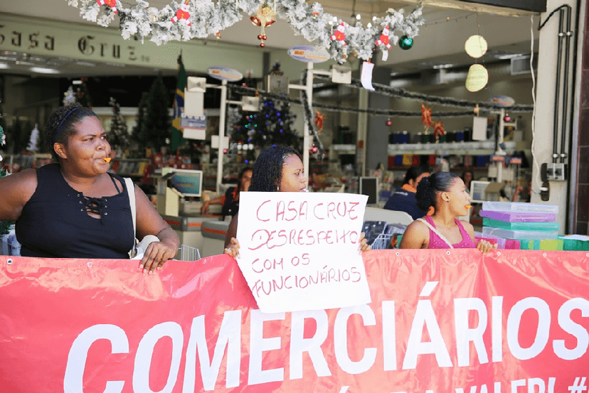 Funcionários fazendo greve (Foto: Reprodução/ Internet) Funcionários fazendo greve (Foto: Reprodução/ Internet)