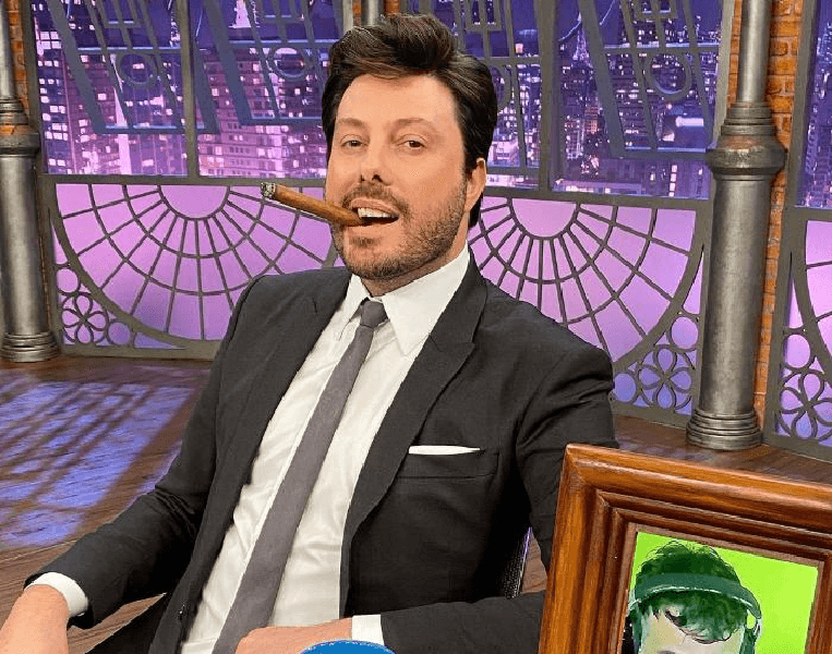 Danilo Gentili com seu charuto no SBT (Foto: Reprodução/ Internet)
