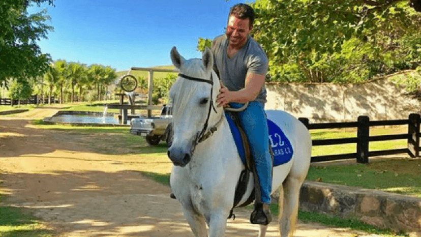 O artista montado em um cavalo (Foto: Reprodução/ Internet) O artista montado em um cavalo (Foto: Reprodução/ Internet)