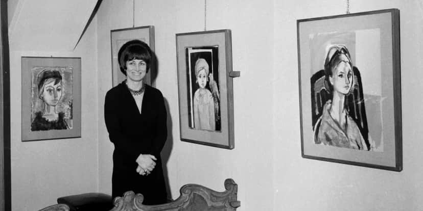 A famosa pintora com suas pinturas em uma exposição em Milão, em dezembro de 1965 - Foto Reprodução/Internet A famosa pintora com suas pinturas em uma exposição em Milão, em dezembro de 1965 - Foto Reprodução/Internet
