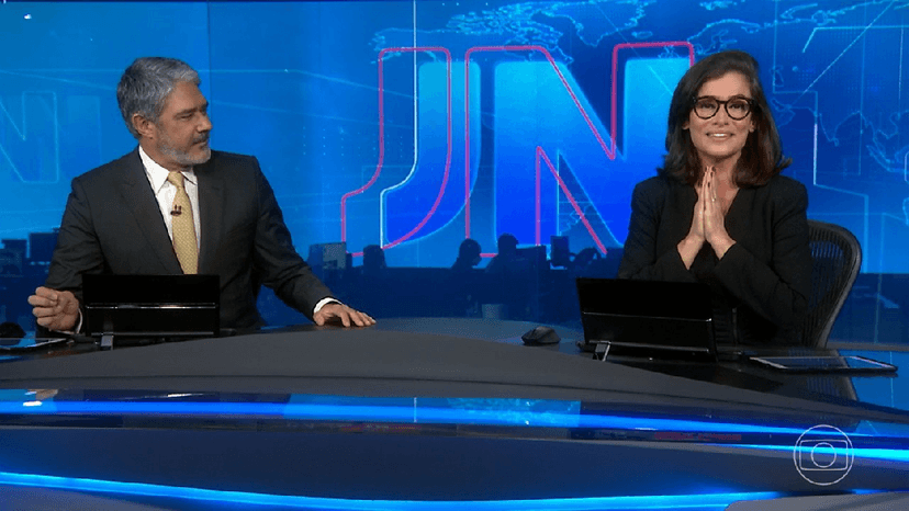 Mulheres tirando selfie na chamada do Jornal Nacional (Foto: Reprodução/ Internet) Mulheres tirando selfie na chamada do Jornal Nacional (Foto: Reprodução/ Internet)