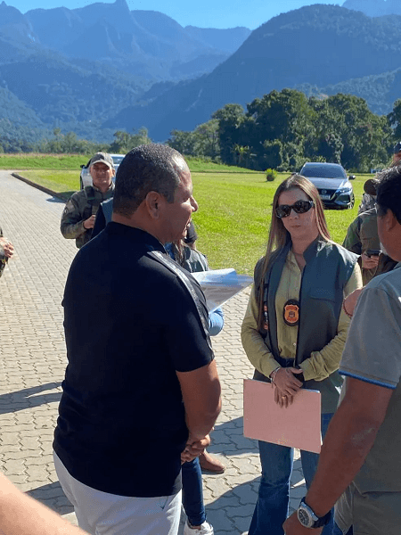Pai de Neymar ao lado da polícia (Foto: Reprodução/ Internet)