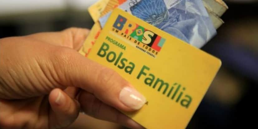 Pessoas recebendo o pagamento do Bolsa (Foto: Reprodução / Internet) Pessoas recebendo o pagamento do Bolsa (Foto: Reprodução / Internet)