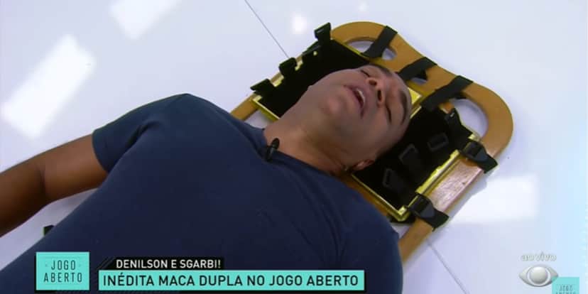 Denílson saindo de maca do Jogo Aberto - Foto: Reprodução/YouTube Denílson saindo de maca do Jogo Aberto - Foto: Reprodução/YouTube