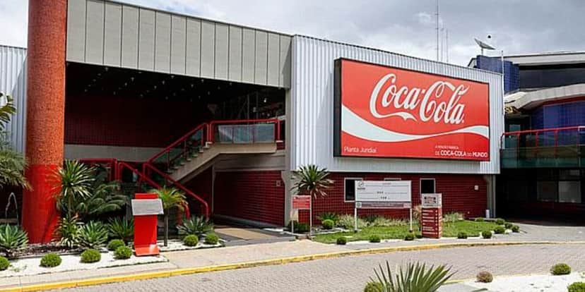 Estouro dos cofres e jogada de mestre: Coca-Cola não poupou dinheiro e acabou com refri rival no Brasil - Foto: Reprodução Estouro dos cofres e jogada de mestre: Coca-Cola não poupou dinheiro e acabou com refri rival no Brasil - Foto: Reprodução