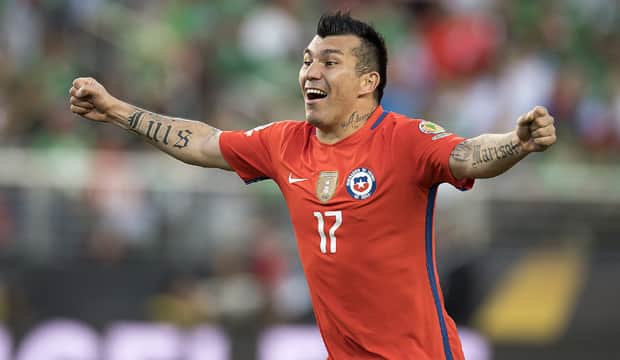Vasco encaminha a contratação de Gary Medel (Foto: PHOTOSPORT/MEXSPORT) Vasco encaminha a contratação de Gary Medel (Foto: PHOTOSPORT/MEXSPORT)