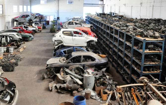 Carros em desmanche (Foto: Estadão) Carros em desmanche (Foto: Estadão)