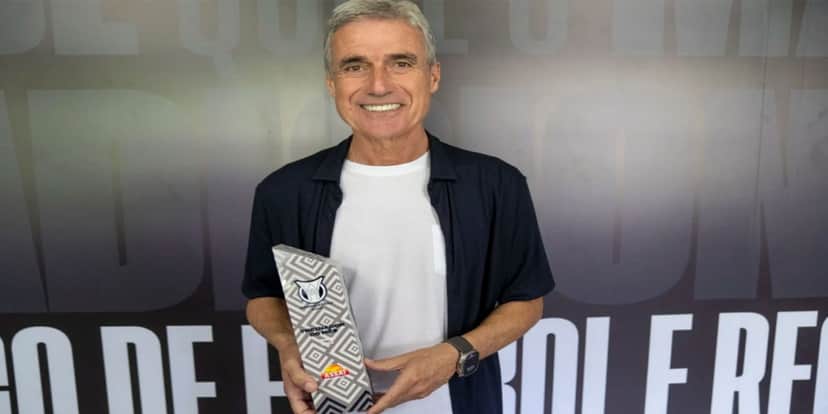 Luís Castro, do Botafogo, com o prêmio de técnico do mês de maio - (Foto: Reprodução) Luís Castro, do Botafogo, com o prêmio de técnico do mês de maio - (Foto: Reprodução)