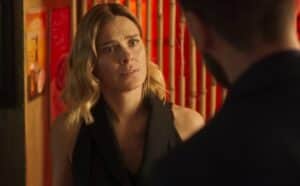Lumiar (Carolina Dieckmann) diante de Theo (Emilio Dantas) em cena da novela Vai na Fé (Foto: Reprodução / Globo) Lumiar (Carolina Dieckmann) diante de Theo (Emilio Dantas) em cena da novela Vai na Fé (Foto: Reprodução / Globo)
