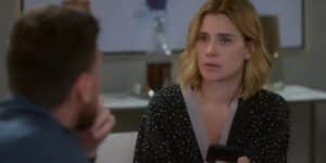 Lumiar (Carolina Dieckmann) coloca Theo (Emílio Dantas) contra a parede em "Vai na Fé" (Foto: Reprodução/TV Globo) Lumiar (Carolina Dieckmann) coloca Theo (Emílio Dantas) contra a parede em "Vai na Fé" (Foto: Reprodução/TV Globo)