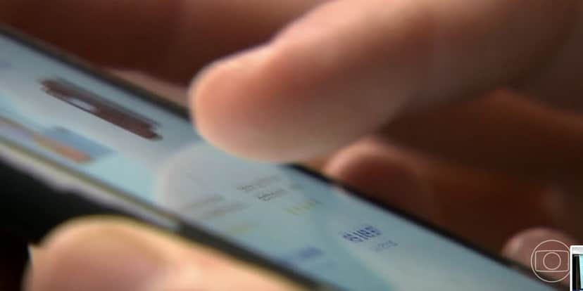 Pessoa comprando roupa pelo celular (Foto: Reprodução / Bom Dia Brasil da Globo)