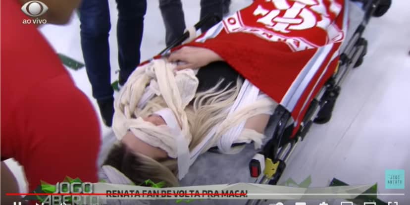Renata Fan saindo de maca do Jogo Aberto - Foto: Reprodução/YouTube Renata Fan saindo de maca do Jogo Aberto - Foto: Reprodução/YouTube