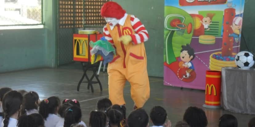 Ronald McDonald em escola brasileira (Foto: Reprodução/Catraca Livre) Ronald McDonald em escola brasileira (Foto: Reprodução/Catraca Livre)