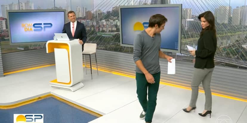 Alê Jodar brincou com as cores escolhidas por Sabina Simonato de roupa (Reprodução: Globo) Alê Jodar brincou com as cores escolhidas por Sabina Simonato de roupa (Reprodução: Globo)