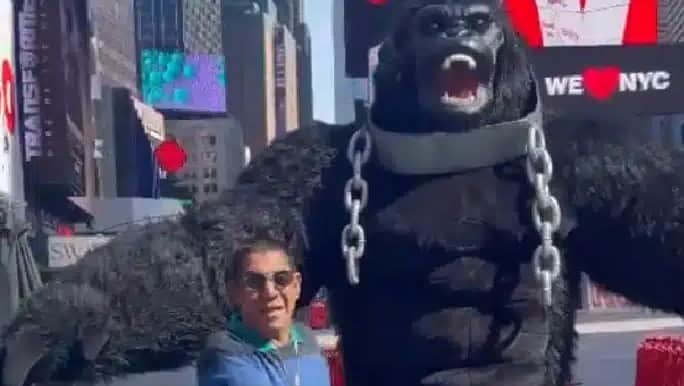 Zeca surgiu ao lado de homem fantasiado de macaco e falou sobre o jogo do bicho (Foto: Reprodução Twitter) Zeca surgiu ao lado de homem fantasiado de macaco e falou sobre o jogo do bicho (Foto: Reprodução Twitter)