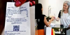 Grupo de brasileiros que colocam CPF na nota podem ser surpreendidos com um ótimo valor em dinheiro (Foto Reprodução/Montagem/Tv Foco) Grupo de brasileiros que colocam CPF na nota podem ser surpreendidos com um ótimo valor em dinheiro (Foto Reprodução/Montagem/Tv Foco)