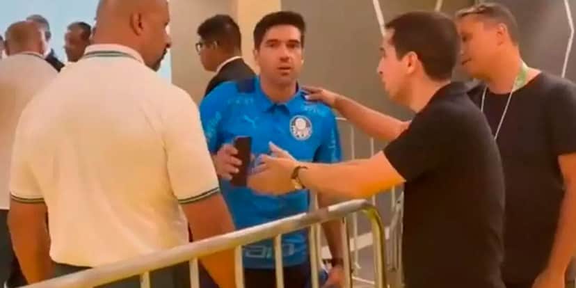 Abel Ferreira tomando o celular da mão de um jornalista - (Foto / Reprodução / Itatiaia) Abel Ferreira tomando o celular da mão de um jornalista - (Foto / Reprodução / Itatiaia)