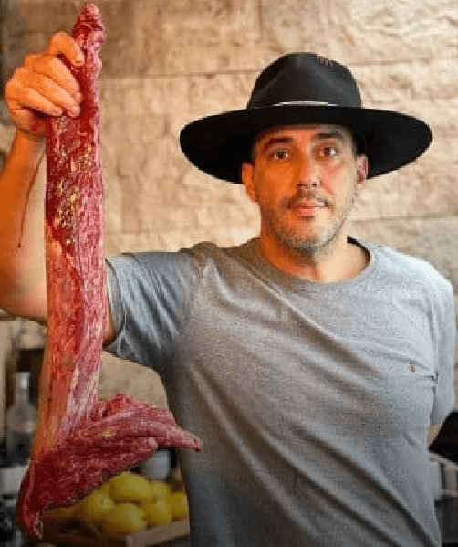André Marques com um pedaço de carne em sua loja de carnes (Foto: Reprodução/ Internet) André Marques com um pedaço de carne em sua loja de carnes (Foto: Reprodução/ Internet)