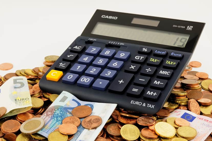 Calculadora e moedas (Reprodução - INternet) Calculadora e moedas (Reprodução - INternet)